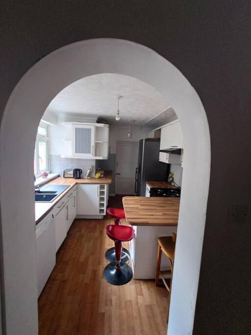 Edwardian 4 Bedrooms With 4 Bathrooms Townhouse, Next To Underground, Accommodates 10 People Londen Buitenkant foto